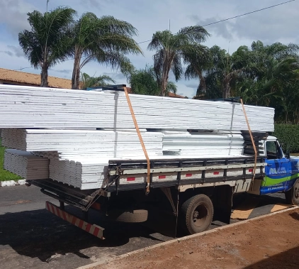 Caminhão da Mundial telhas entregando painéis térmicos.