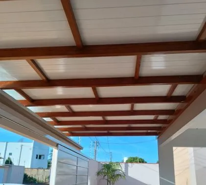 Telhas termoacústicas em Brasília-DF instaladas em residência moderna, demonstrando conforto térmico.