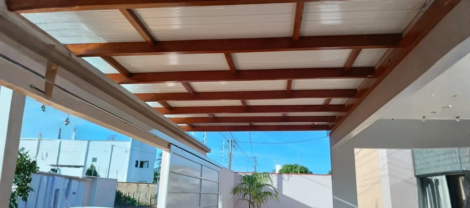 Telhas termoacústicas em Brasília-DF instaladas em residência moderna.