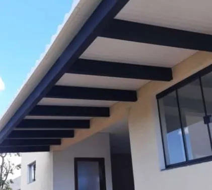 Obras da construção civil em Gurupi-TO, mercado que exige entrega rápida de telhas termoacústicas.