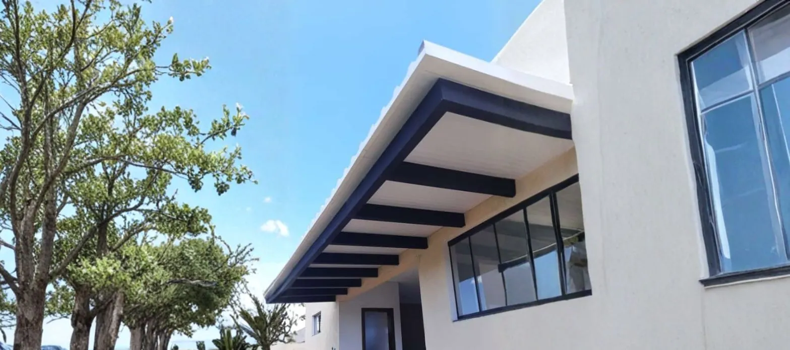 Instalação de telha galvalume em comércio de Gurupi, garantindo durabilidade e isolamento térmico.