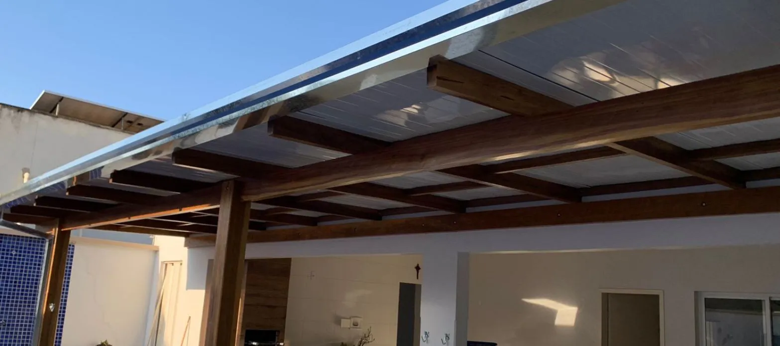 Diagrama de isolamento térmico da telha sanduíche comparado ao fibrocimento em Brasília.