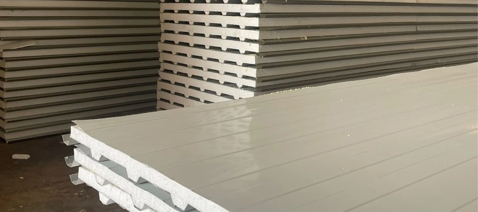 Diagrama mostrando como a telha semi sanduíche vale a pena para bloquear o calor da laje.