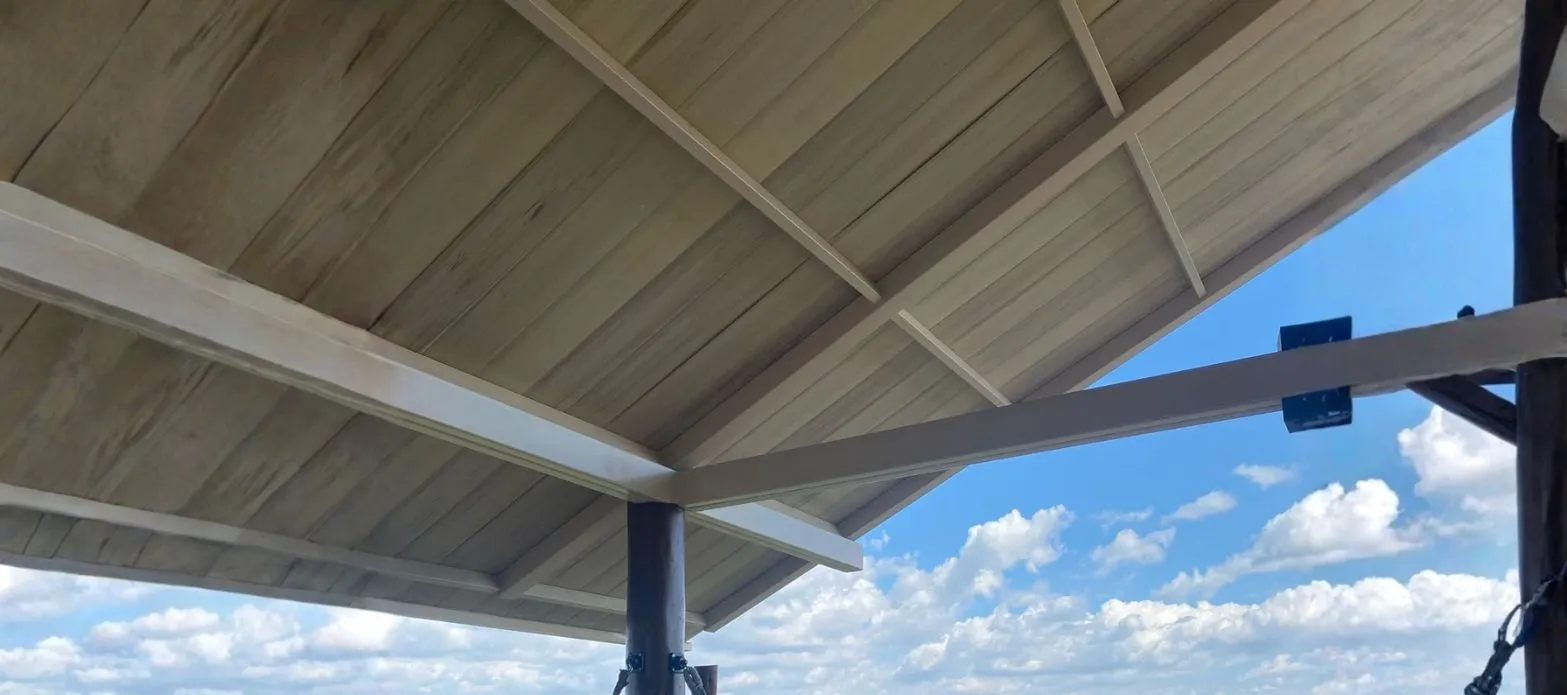  Diagrama da telha que diminui o calor, mostrando a redução de 90% na troca térmica em Brasília.