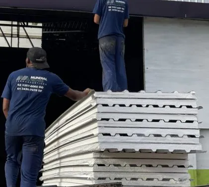 FAQ com as 15 principais dúvidas sobre telhas termoacústicas e telha sanduíche respondidas.