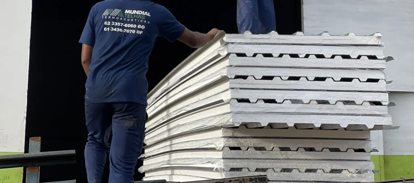 Diagrama técnico das camadas da telha sanduíche com isolante EPS e PU.