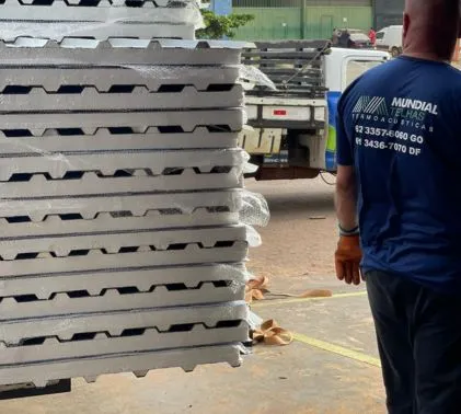 Guia de instalação de telha termoacústica em Gurupi-TO, garantindo proteção contra chuvas intensas.